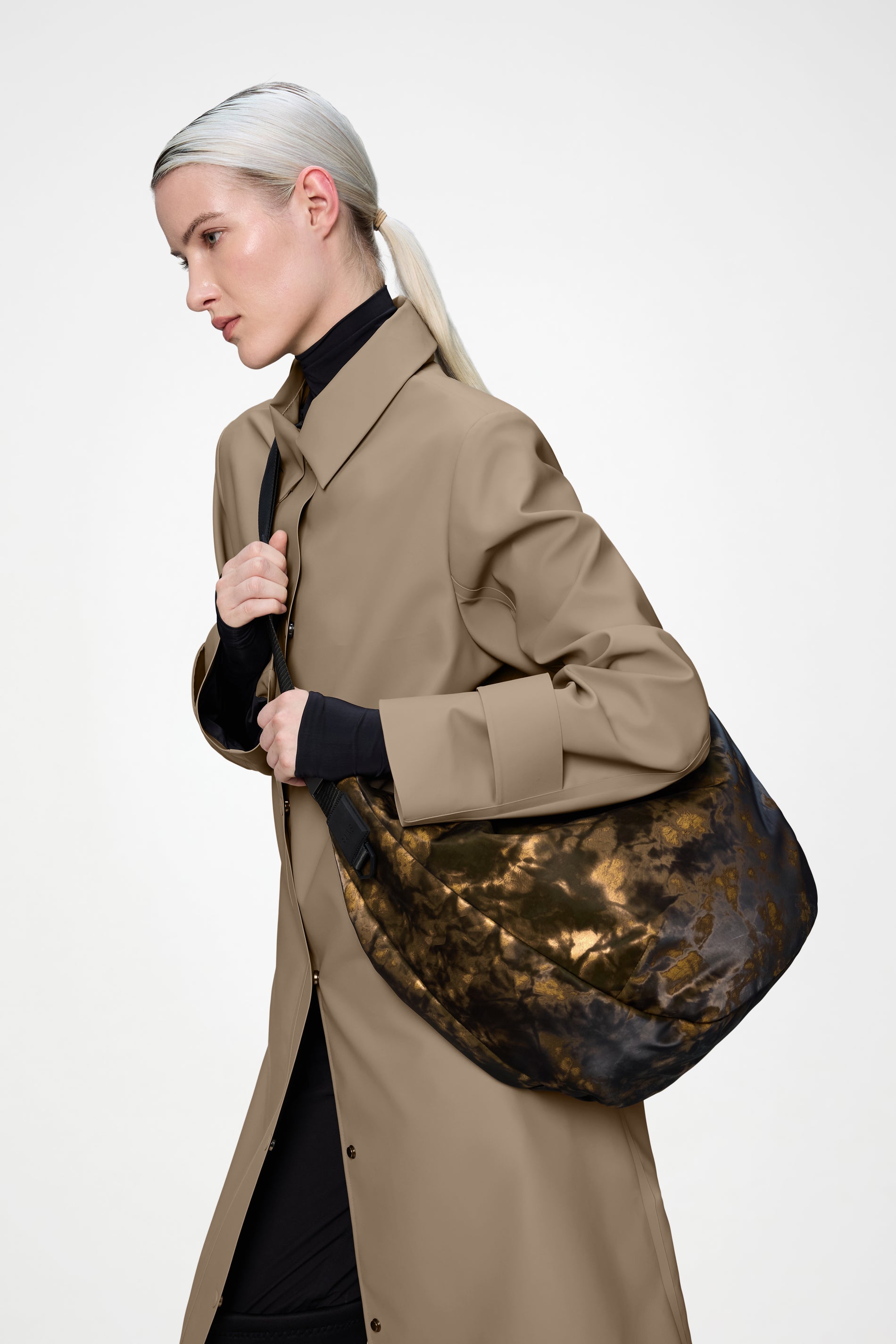 RAINS Valera Shoulder Bag Large Muddy 22L H40 x D13 x W54 cm Crossbody