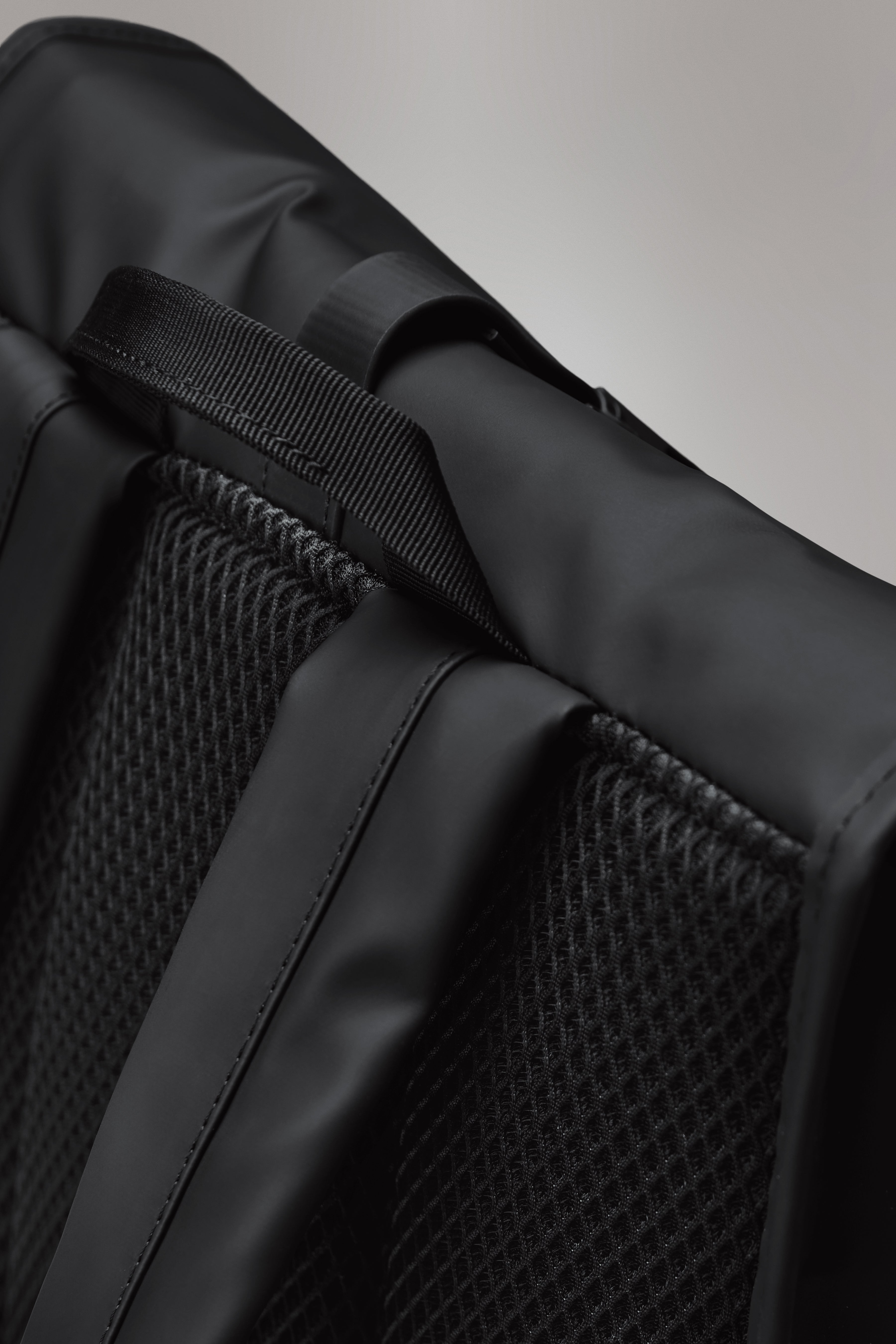 RAINS Rolltop Rucksack Green 17L H60 x D11 x W32 cm Backpack