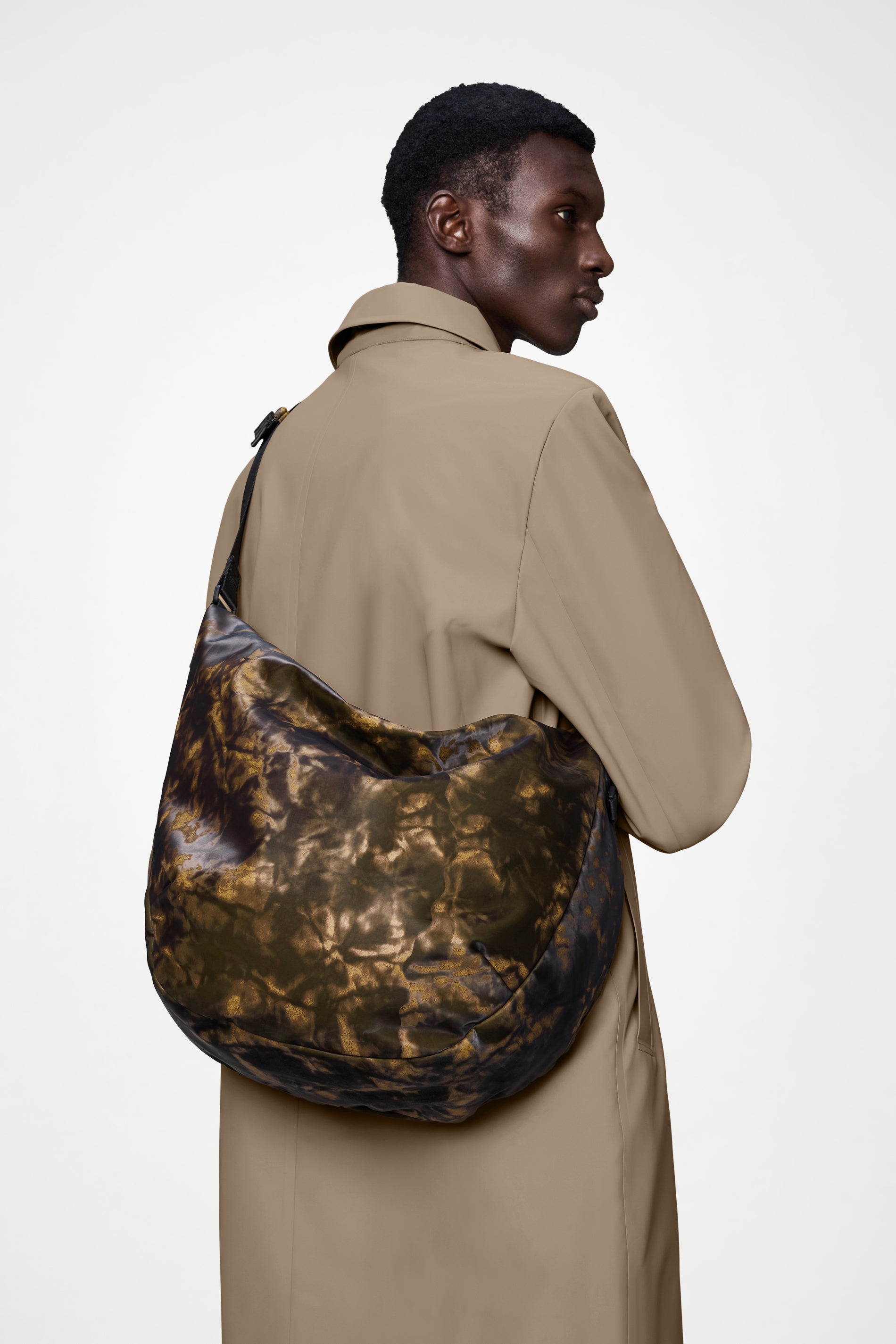 RAINS Valera Shoulder Bag Large Muddy 22L H38 x D13 x W53 cm Crossbody