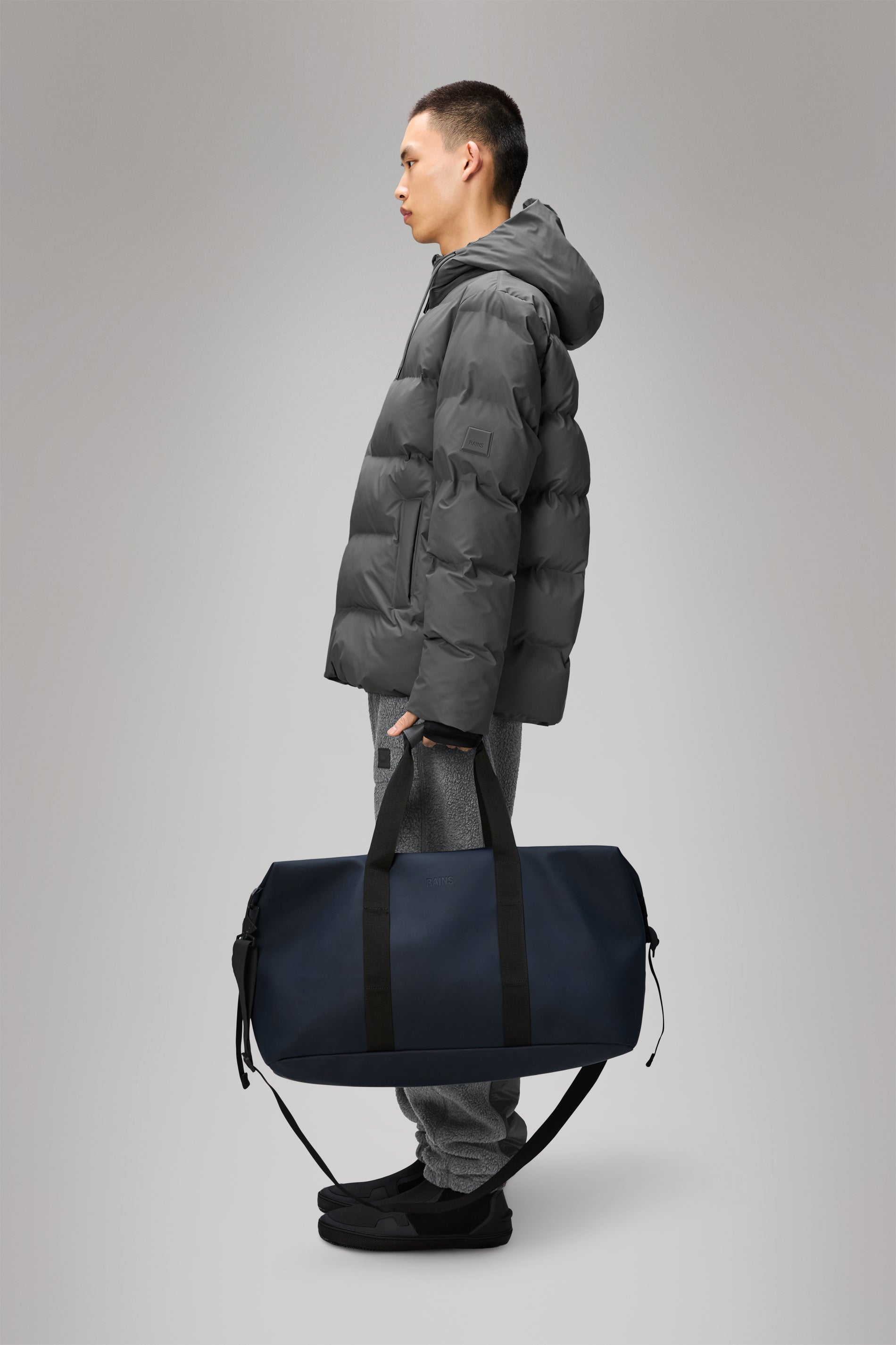 RAINS Hilo Weekend Bag Navy 36L H35 x D26 x W62 cm Weekender