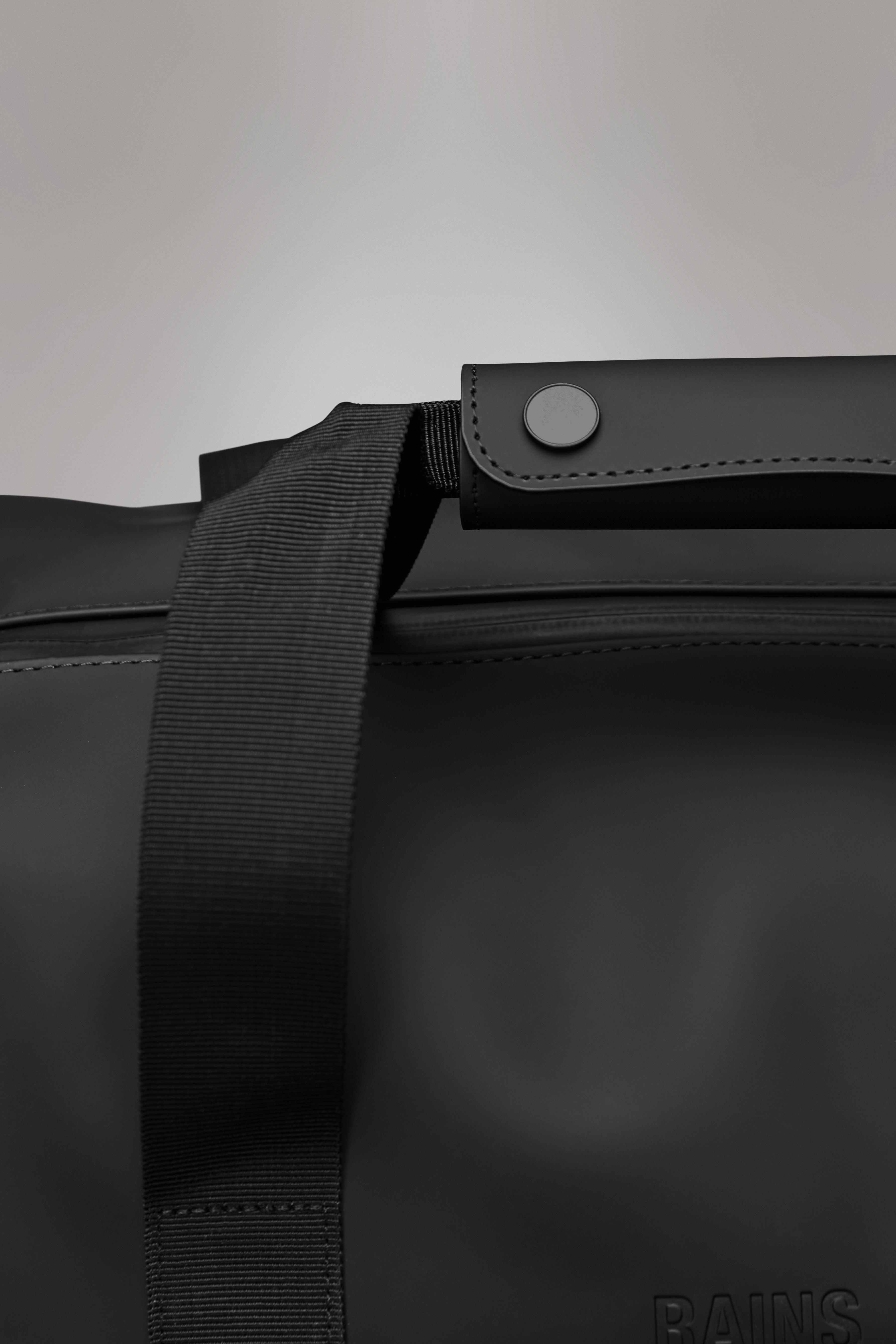 RAINS Hilo Weekend Bag Small Coal 18L H29 x D18 x W50 cm Weekender