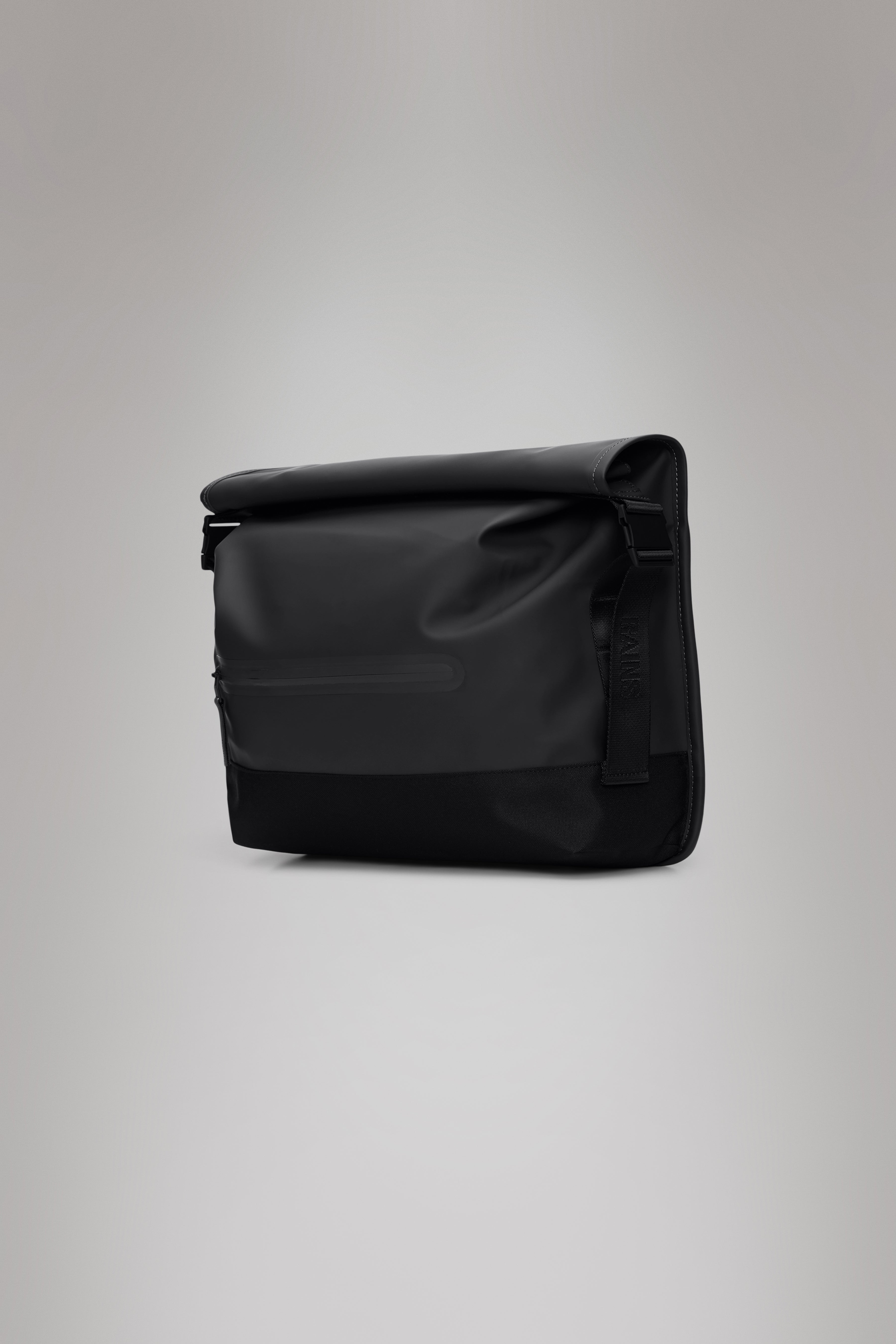 RAINS Trail Rolltop Messenger Bag Black 13L H33 x D12 x W39 cm Messenger